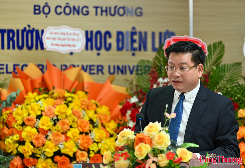 PGS.TS Đinh Văn Châu, Hiệu trưởng Trường Đại học Điện lực đã chân thành cảm ơn sự quan tâm sâu sắc, lời chúc mừng ý nghĩa và sự chỉ đạo kịp thời của lãnh đạo Bộ Công Thương. Nhà trường cam kết sẽ tiếp tục phát huy truyền thống, nâng cao chất lượng đào tạo, xứng đáng là địa chỉ tin cậy cung cấp nhân lực cho ngành năng lượng nước nhà.