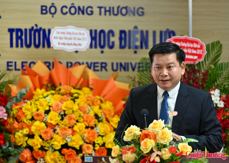 PGS.TS Đinh Văn Châu, Hiệu trưởng Trường Đại học Điện lực phát biểu. Ảnh: Nam Nguyễn