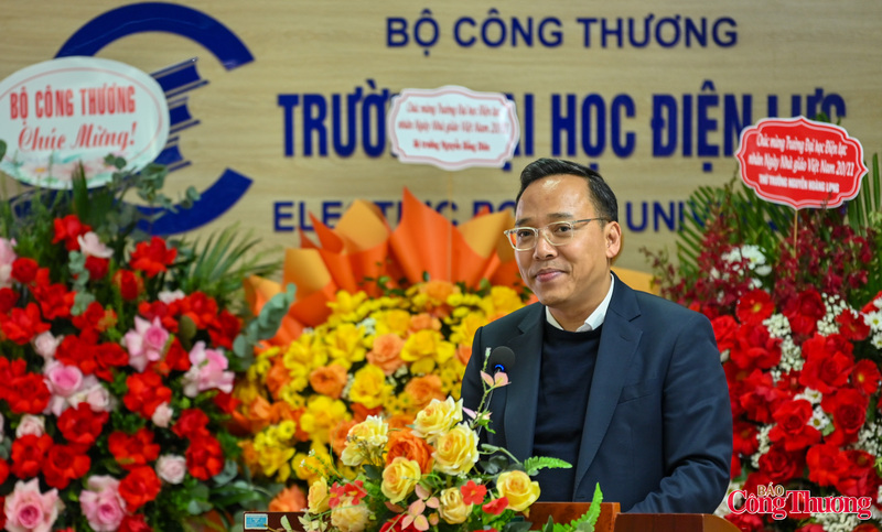 Thứ trưởng Nguyễn Hoàng Long gửi lời chúc mừng nồng nhiệt tới tập thể lãnh đạo, cán bộ viên chức, người lao động cùng sinh viên Trường Đại học Điện lực. Ảnh: Nam Nguyễn