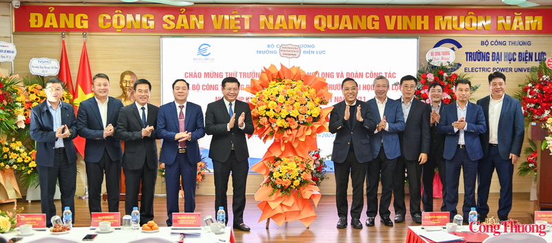 Thứ trưởng Nguyễn Hoàng Long tặng hoa chúc mừng Trường Đại học Điện lực.