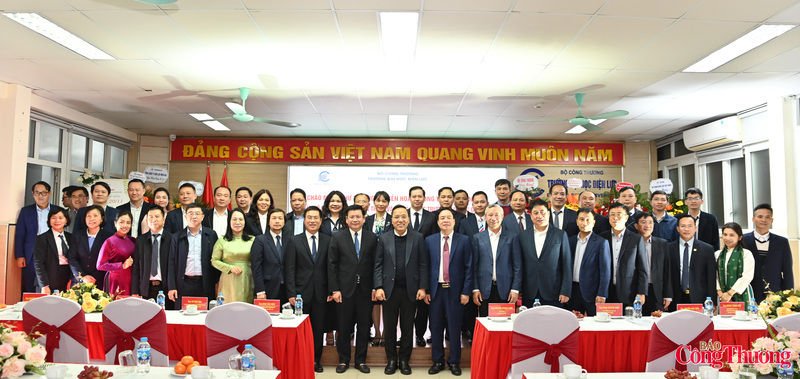 Thứ trưởng Nguyễn Hoàng Long chụp ảnh lưu niệm với toàn thể các thế hệ thầy cô giáo của Trường Đại học Điện lực nhân Ngày Nhà giáo Việt Nam 20/11.