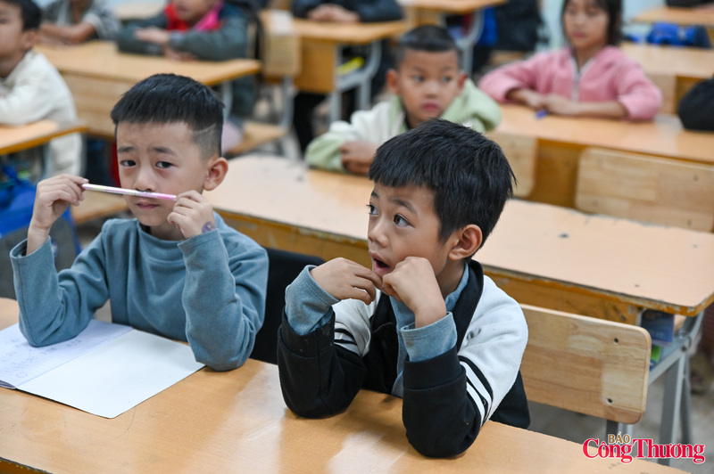 Học sinh không còn thụ động nghe giảng mà phải chủ động tư duy để lựa chọn đáp án, rèn luyện tốc độ phản xạ và kỹ năng làm việc nhóm.