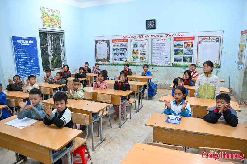 Chính những thay đổi nhỏ, áp dụng thêm chuyển đổi số của người thầy giáo vùng cao giúp cho lớp học Toán luôn đầy ắp tiếng cười.