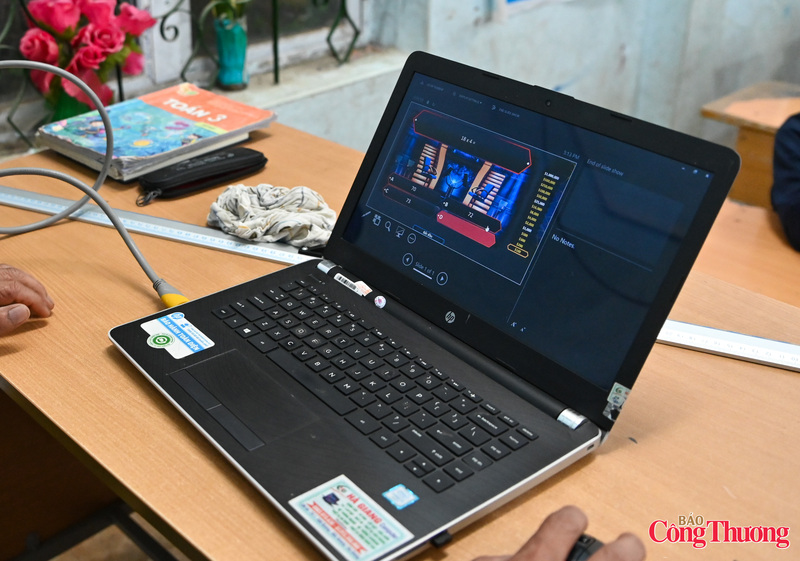 Thầy Sùng Văn Sinh chia sẻ ý tưởng "gameshow hóa" lớp học đến từ chính chương trình truyền hình nổi tiếng: 'Ai Là Triệu Phú'. "Tôi thấy mô hình đó rất hấp dẫn, rất kịch tính. Sau đó, tôi bắt đầu mày mò nghiên cứu, tìm hiểu cách làm để thay đổi các câu hỏi của chương trình thành các bài toán, những con số theo đúng chương trình, đúng bài học của các con."