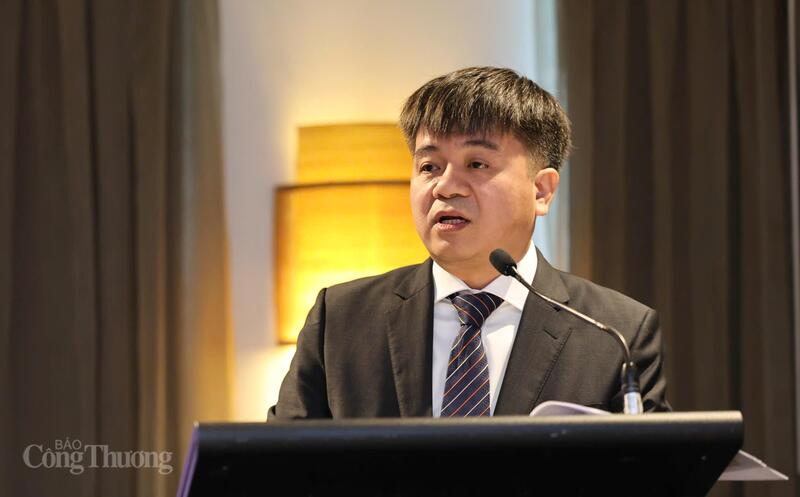 Ο κ. Nguyen Van Hoi, Διευθυντής του Ινστιτούτου Στρατηγικής και Πολιτικής Έρευνας για τη Βιομηχανία και το Εμπόριο, ενημέρωσε για το επιχειρηματικό περιβάλλον στο Βιετνάμ. Φωτογραφία: Nguyen Minh