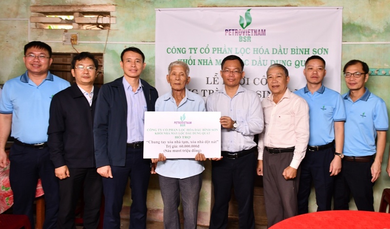 Đại diện BSR trao số tiền 60 triệu đồng hỗ trợ gia đình ông Huỳnh Kiễn sửa nhà (Ảnh: BSR)