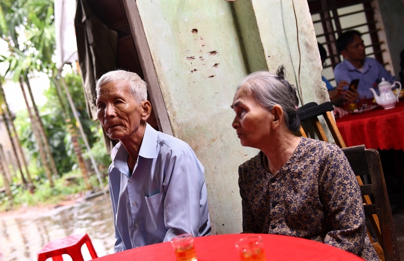 Vợ chồng ông Huỳnh Kiễn bày tỏ sự xúc động vì sắp có được ngôi nhà kiên cố để an tâm sinh sống khi tuổi đã cao (Ảnh: BSR)