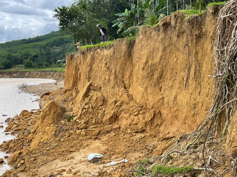 Mưa lớn khiến dòng nước dữ liên tục khoét sâu vào đất liền. Ảnh Nguyễn Dương