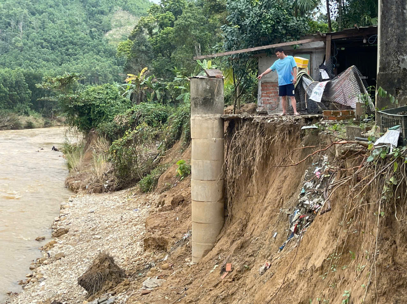 Ngôi nhà của anh Hồ Văn Thạnh bị cuốn trôi gần một nửa. Ảnh Nguyễn Dương