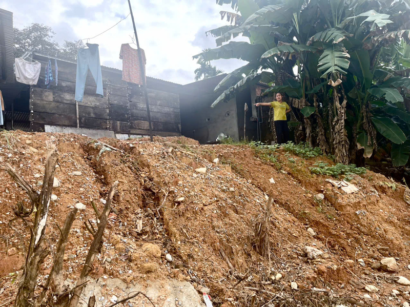 Nhà của bà Nguyễn Thị Bé cũng chỉ còn cách mép sông vài mét. Ảnh Nguyễn Dương