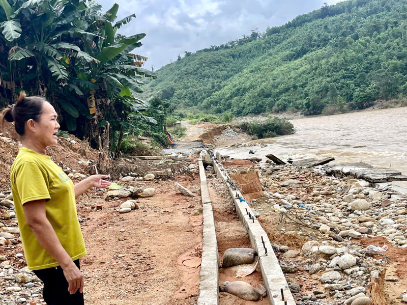 Nhiều công trình giao thông, kè chắn cũng không chịu nỗi được sức tàn phá của dòng nước dữ. Ảnh Nguyễn Dương