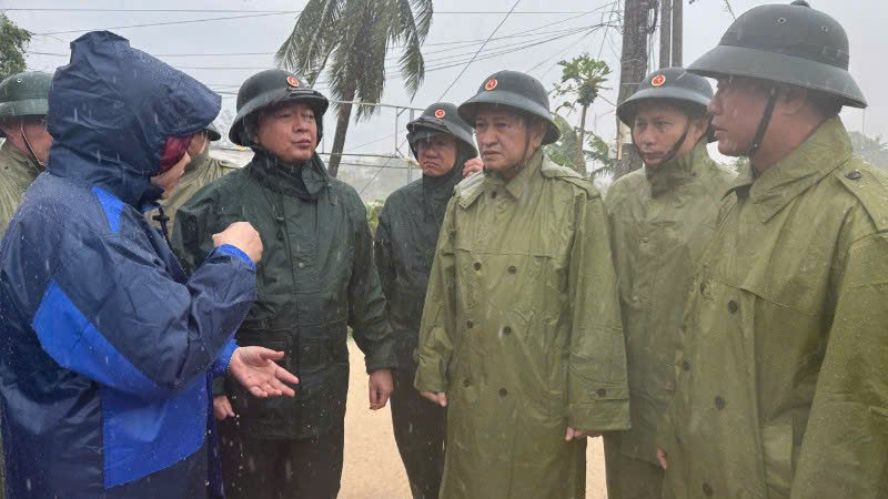 Phó Thủ tướng Hồ Quốc Dũng kiểm tra tại Đông Đắk Lắk. Ảnh: Công Lý