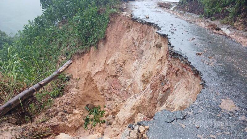 Nhiều tuyến đường tỉnh lộ bị sạt lở hơn nửa đường. Ảnh: Tuệ Lâm