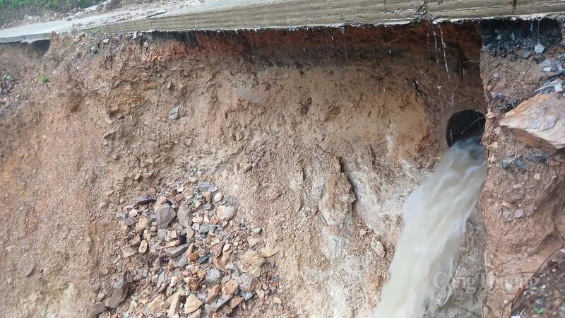 Vệt sạt lở theo kiểu hở hàm ếch khiên việc lưu thông tiềm ẩn nguy cơ rất cao. Ảnh: Tuệ Lâm