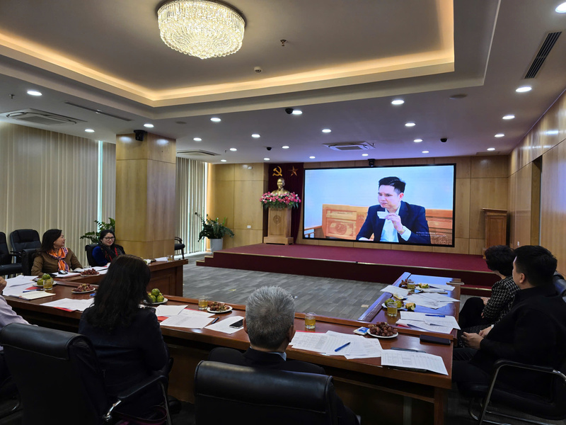 Nhiều tác phẩm, Hội đồng giám khảo đã trình chiếu và xem lại nhiều lần để đảm bảo các thông điệp đưa ra đúng với mục tiêu của Cuộc thi. Ảnh: Thái Mạnh.