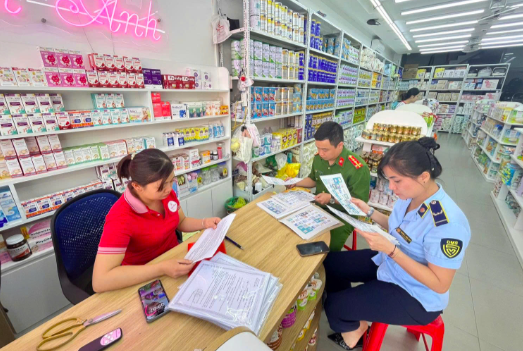 Một số hình ảnh phối hợp của Đội Quản lý thị trường số 5 trong công tác kiểm tra, giám sát thị trường.