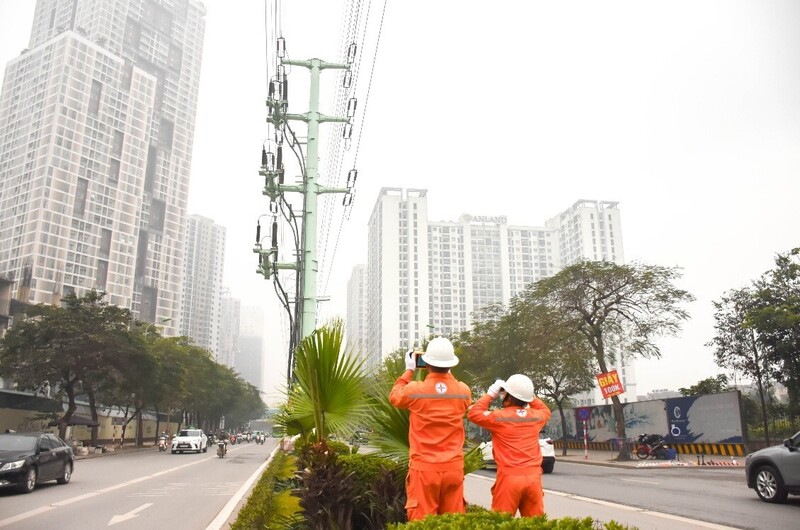 Công nhân EVNHANOI kiểm tra hành lang an toàn lưới điện cao áp trên toàn bộ các tuyến đường dây trên không và cáp ngầm 110 kV, 220 kV cấp cho các trạm trọng điểm.