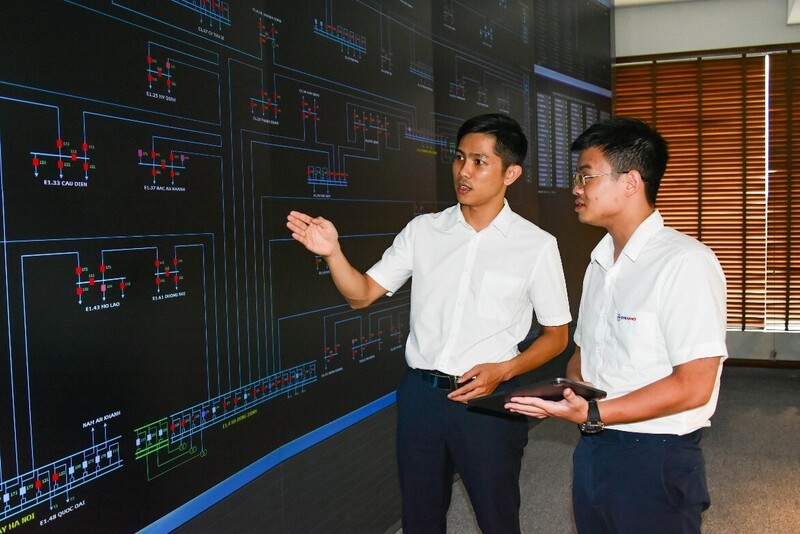 Công nhân EVNHANOI kiểm tra hành lang an toàn lưới điện cao áp trên toàn bộ các tuyến đường dây trên không và cáp ngầm 110 kV, 220 kV cấp cho các trạm trọng điểm.