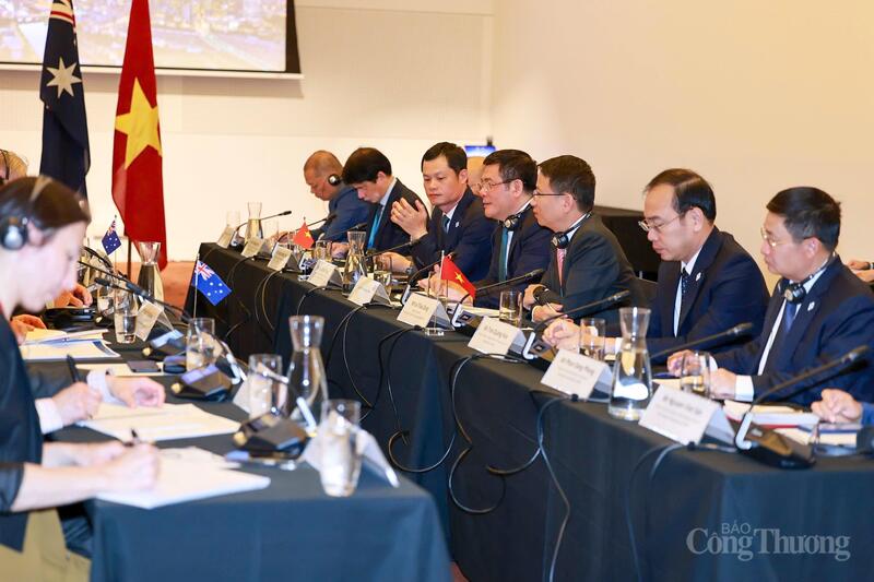 Các Bộ trưởng thảo luận nhằm chỉ ra phương hướng cũng như các biện pháp tăng cường hợp tác đối với các lĩnh vực ưu tiên trong quan hệ thương mại.