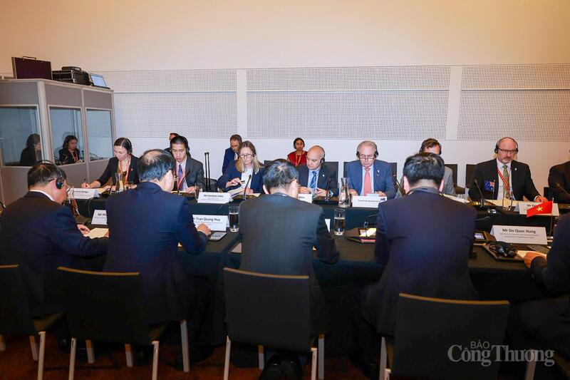 Các Bộ trưởng thảo luận nhằm chỉ ra phương hướng cũng như các biện pháp tăng cường hợp tác đối với các lĩnh vực ưu tiên trong quan hệ thương mại.