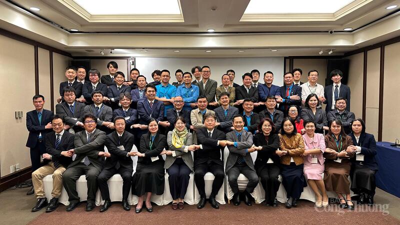 Đại biểu Việt Nam - Nhật Bản đan tay thể hiện tinh thần gắn kết và hợp tác bền chặt. Ảnh: Thuỳ Dương