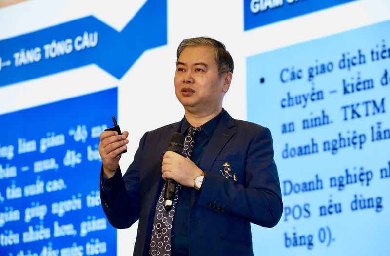 Ông Nguyễn Đức Lê, Phó Trưởng phòng Nghiệp vụ quản lý thị trường, Cục Quản lý và Phát triển thị trường trong nước, Bộ Công Thương chia sẻ tại hội thảo. Ảnh: Lan Anh