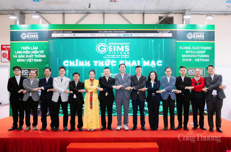 Các đại biểu tại lễ khai mạc triển lãm