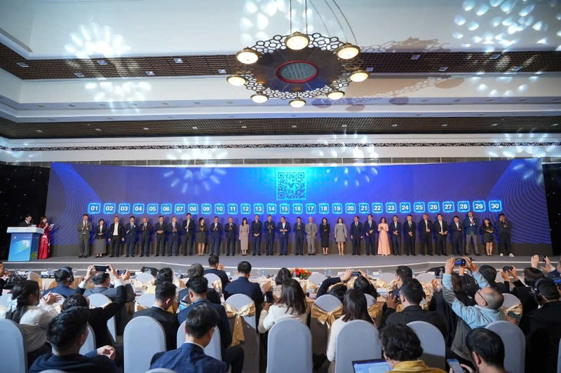 NAPAS cùng 25 ngân hàng và trung gian thanh toán thực hiện nghi thức cam kết phát triển thanh toán nội địa và xuyên biên giới. Ảnh: VnEconomy