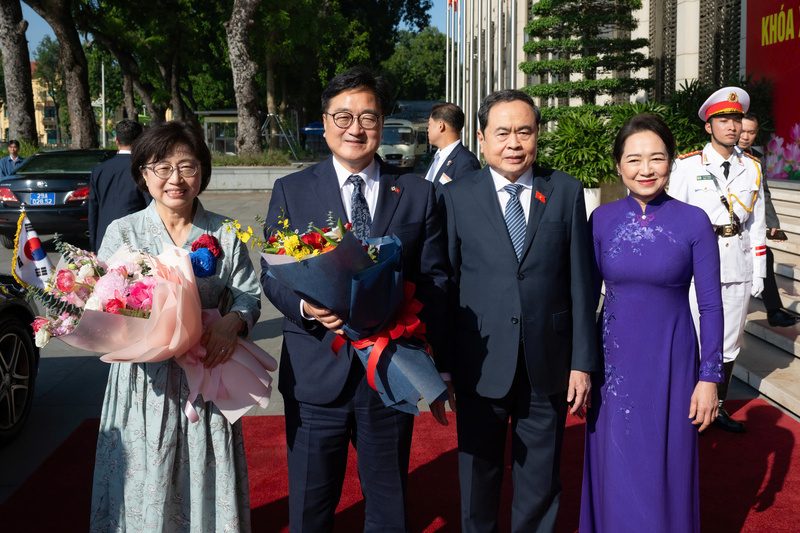 Chủ tịch Quốc hội Trần Thanh Mẫn và Phu nhân Nguyễn Thị Thanh Nga chủ trì Lễ đón chính thức Chủ tịch Quốc hội Đại Hàn Dân Quốc Woo Won Shik và Phu nhân Shin Kyunghye thăm chính thức Việt Nam​. Ảnh: VPQH