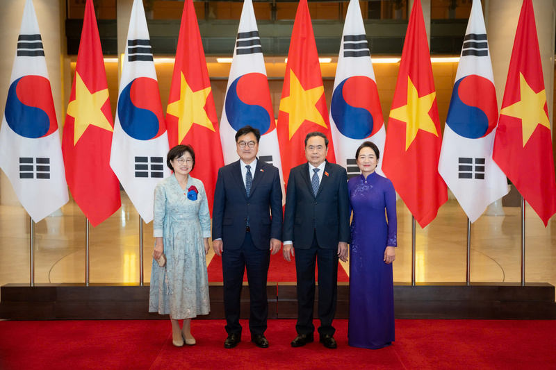 Chủ tịch Quốc hội Trần Thanh Mẫn và Phu nhân Nguyễn Thị Thanh Nga chủ trì Lễ đón chính thức Chủ tịch Quốc hội Đại Hàn Dân Quốc Woo Won Shik và Phu nhân Shin Kyunghye thăm chính thức Việt Nam​. Ảnh: VPQH