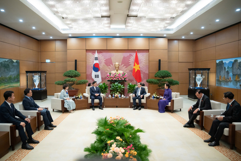 Chủ tịch Quốc hội Trần Thanh Mẫn và Phu nhân tiếp riêng Chủ tịch Quốc hội Hàn Quốc Woo Won Shik và Phu nhân. Ảnh: VPQH