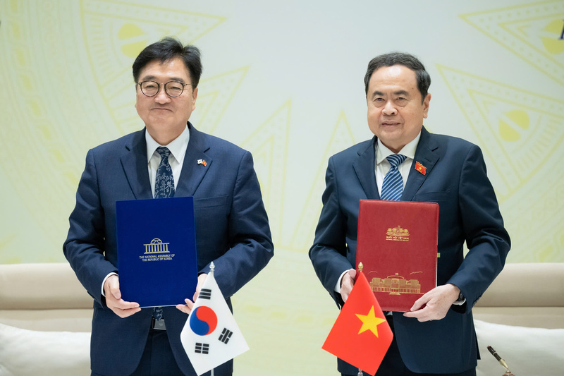 Chủ tịch Quốc hội Trần Thanh Mẫn và Chủ tịch Quốc hội Hàn Quốc Woo Won Shik tiến hành lễ ký mới Bản ghi nhớ về hợp tác giữa Quốc hội Việt Nam và Quốc hội Hàn Quốc. Ảnh: VPQH.