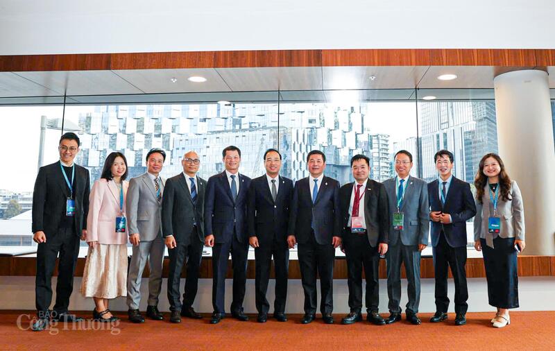 শিল্প ও বাণিজ্য মন্ত্রণালয়ের কর্মী গোষ্ঠী। ছবি: নগুয়েন মিন