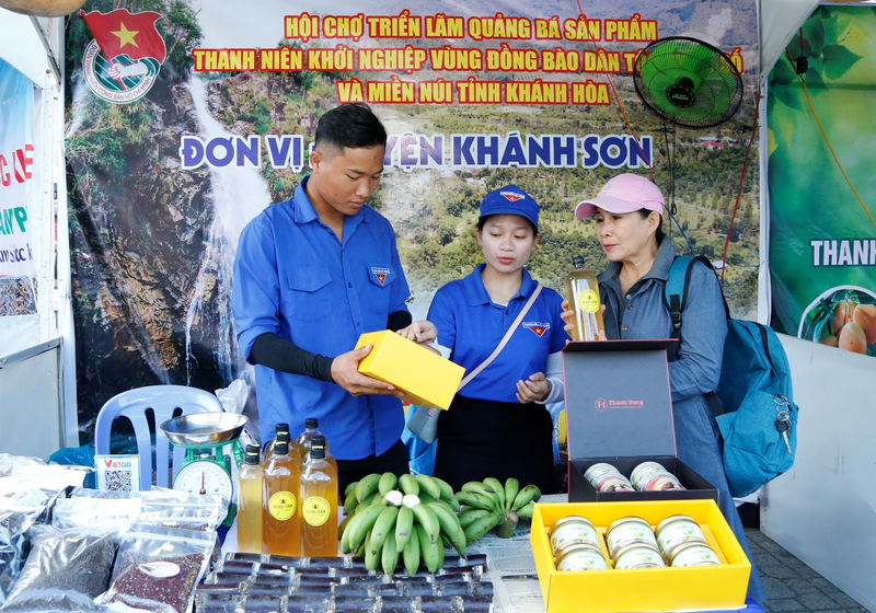 Sản phẩm khởi nghiệp của thanh niên huyện Khánh Sơn tham gia Hội chợ triển lãm, quảng bá sản phẩm thanh niên khởi nghiệp vùng đồng bào dân tộc thiểu số và miền núi tỉnh.