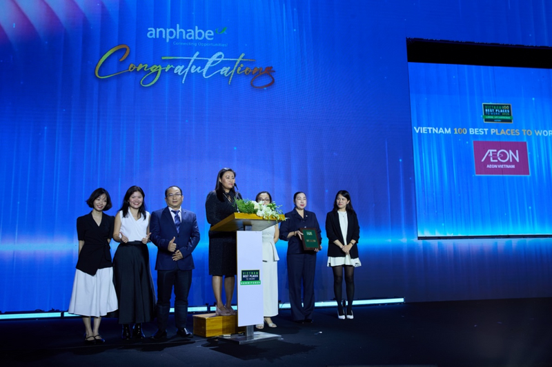 Bà Trần Thị Tuyết Trinh - Trưởng phòng Nhân sự, AEON Việt Nam chia sẻ tại Lễ trao giải Anphabe Award 2025