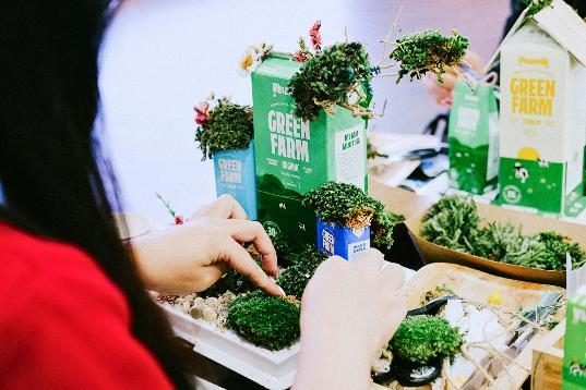 Những chiếc vỏ hộp sữa Vinamilk được “tái sinh” thành những mô hình xinh xắn. Ảnh: Minh Anh