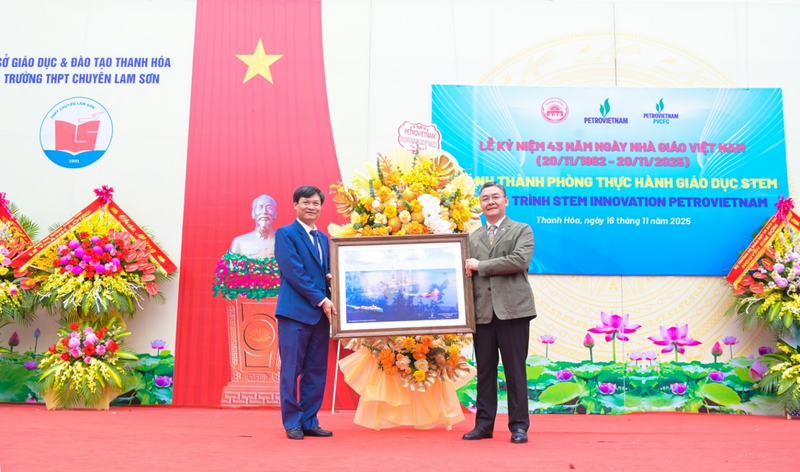 Phó Tổng Giám đốc Petrovietnam Lê Mạnh Cường trao tặng bức tranh lưu niệm về hoạt động khai thác dầu khí trên thềm lục địa Việt Nam cho Trường THPT Chuyên Lam Sơn trong khuôn khổ buổi lễ (Ảnh PVCFC)