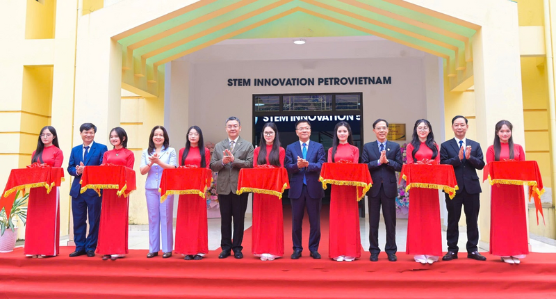 Các đại biểu thực hiện nghi thức gắn biển công trình phòng thực hành giáo dục STEM tại Trường THPT chuyên Lam Sơn (Ảnh PVCFC)