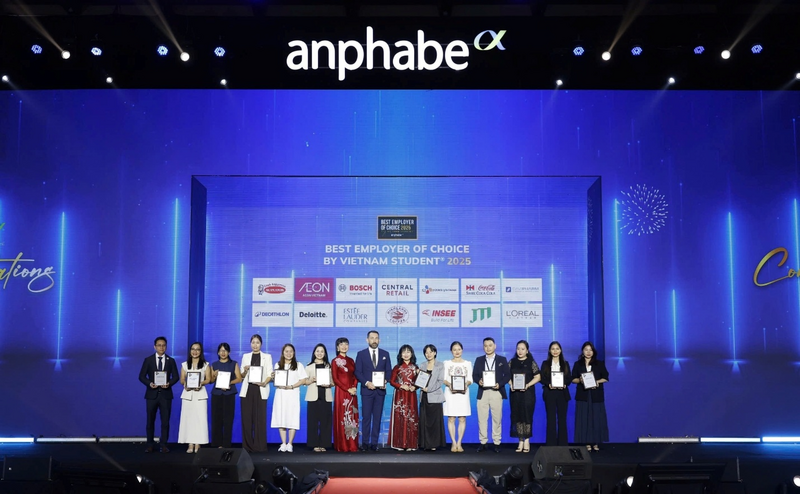 Bà Trần Thị Thu Hà, Giám đốc nhân sự - JTI Vietnam, nhận giải thưởng “thương hiệu nhà tuyển dụng hấp dẫn với sinh viên Việt Nam”