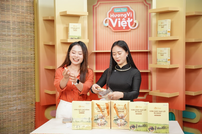 Nhiều sản phẩm OCOP, đặc sản của tỉnh Thái Nguyên như cơm cháy chà bông, trà xanh, nấm hương khô... đều xuất hiện trong phiên livestream “Lan tỏa hương vị Việt”.