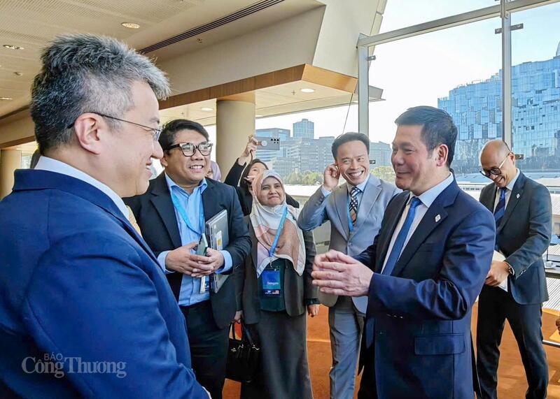 Міністр Нгуєн Хонг Дьєн зустрівся із заступником міністра інвестицій, торгівлі та промисловості Малайзії Лью Чін Тонгом. Фото: Нгуєн Мінь. Фото: Нгуєн Мінь