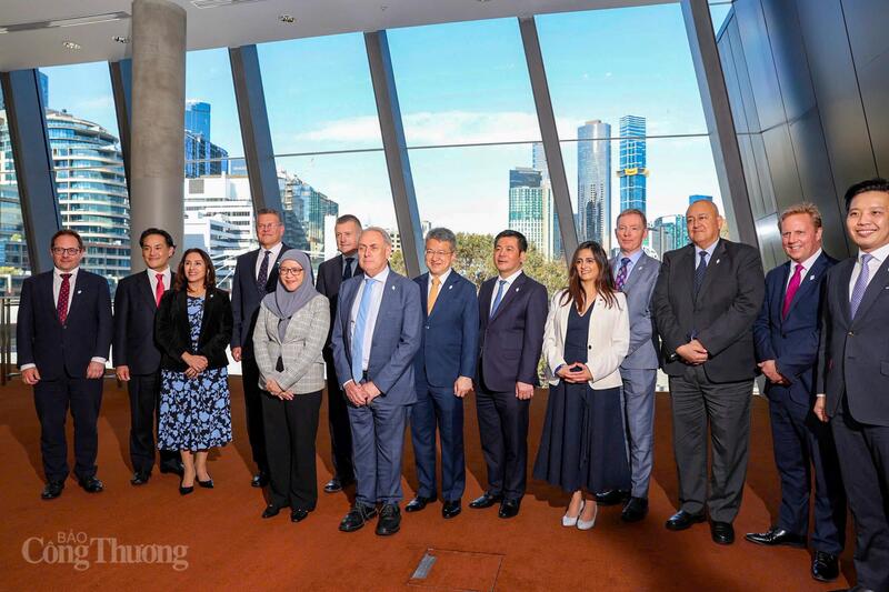 Міністр Нгуєн Хонг Дьєн та інші міністри, які взяли участь у конференції. Фото: Нгуєн Мінь