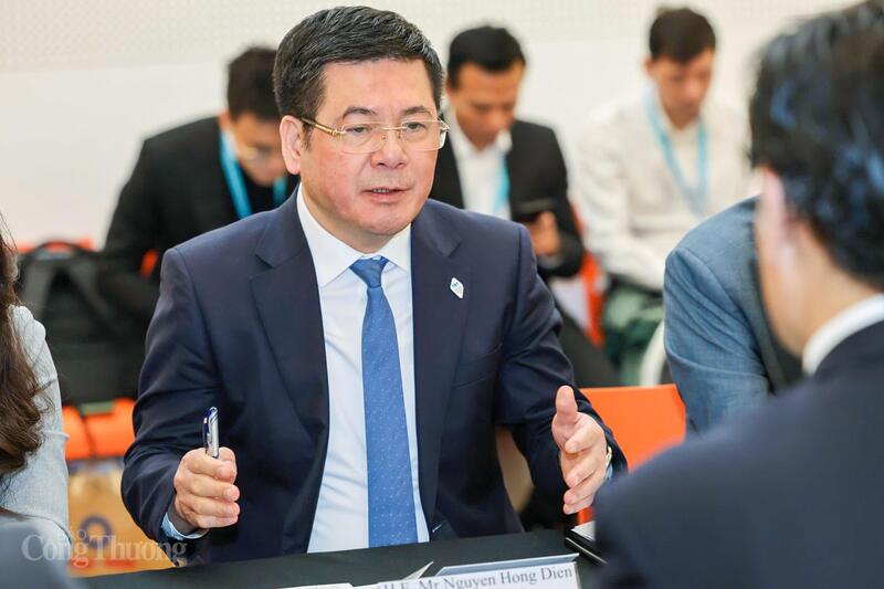 Министр промышленности и торговли Нгуен Хонг Дьен выступает на встрече. Фото: Нгуен Минь