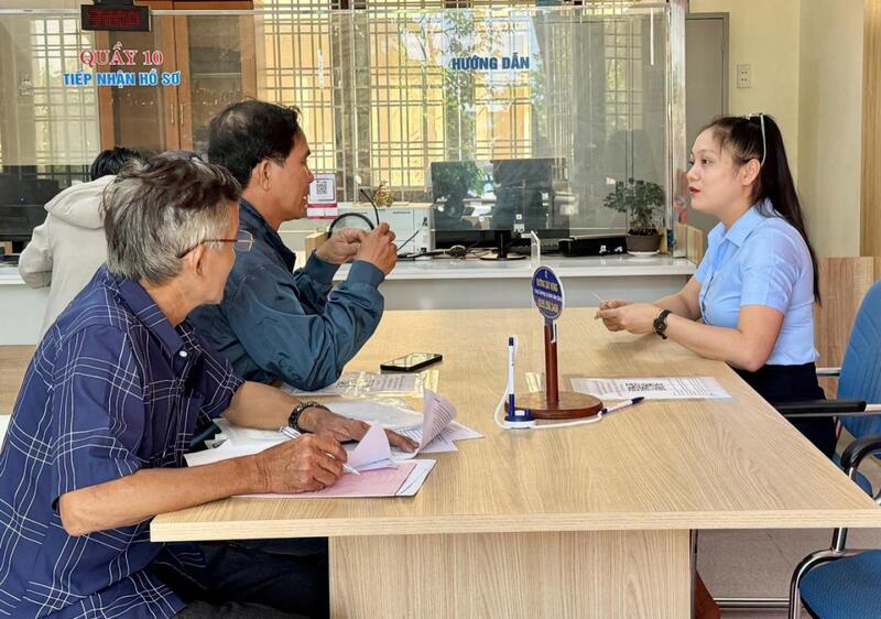 Bằng nhiều hình thức linh hoạt, các địa phương đã hỗ trợ người dân rất nhiều trong việc làm lại giấy tờ. Ảnh Tuệ Lâm