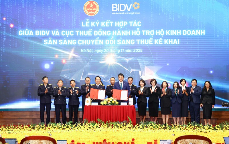 Ông Mai Sơn - Phó Cục trưởng Cục Thuế và ông Lê Ngọc Lâm - Tổng Giám đốc BIDV -đại diện hai đơn vị ký kết hợp tác