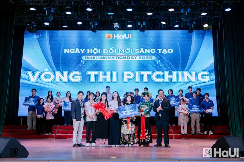 TS. Nguyễn Văn Thiện - Phó Hiệu trưởng HaUI (đầu tiên bên phải) trao giải Nhất cho nhóm tác giả đoạt giải tại Vòng thi PITCHING trong Ngày hội đổi mới sáng tạo