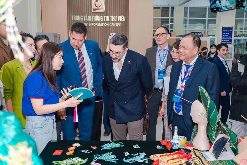 Các đại biểu tham quan gian hàng của sinh viên tại Ngày hội đổi mới sáng tạo