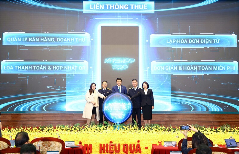 Đại diện Cục Thuế, BIDV và hộ kinh doanh thực hiện nghi thức ra mắt MyShop Pro- hệ sinh thái tài chính toàn diện dành cho tiểu thương, hộ kinh doanh