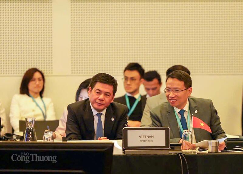За словами міністра Нгуєн Хонг Дьєна, у нинішніх умовах тісна співпраця між CPTPP та АСЕАН має значення, що виходить за рамки звичайного обміну, демонструючи нашу рішучість підтримувати відкрите, стабільне та засноване на правилах торговельне середовище. Фото: Нгуєн Мінь