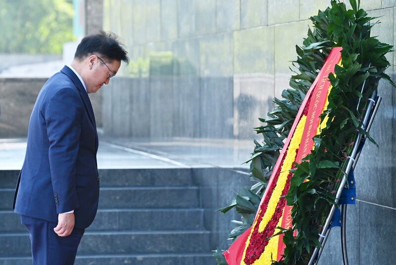 Chủ tịch Quốc hội Hàn Quốc Woo Won Shik cùng Phu nhân Shin Kyunghye và Đoàn đại biểu cấp cao Quốc hội Hàn Quốc vào Lăng viếng Chủ tịch Hồ Chí Minh. Ảnh: VPQH